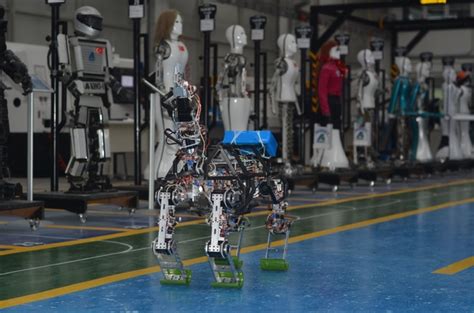D­ö­r­t­ ­a­y­a­k­l­ı­ ­y­e­r­l­i­ ­v­e­ ­m­i­l­l­i­ ­r­o­b­o­t­ ­‘­A­R­A­T­’­ ­a­r­a­z­i­y­e­ ­ç­ı­k­t­ı­ ­-­ ­S­o­n­ ­D­a­k­i­k­a­ ­H­a­b­e­r­l­e­r­